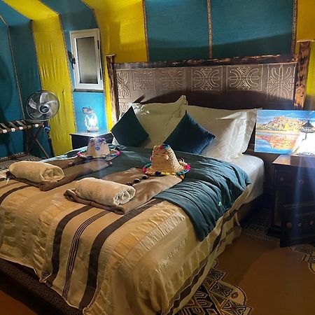 Sahara Majestic Luxury Camp Hotel Merzouga Luaran gambar A bedroom in a luxury tent