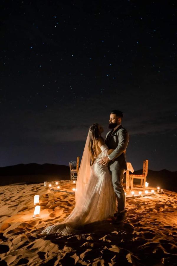Sahara Majestic Luxury Camp Hotel Merzouga Luaran gambar A couple in the desert