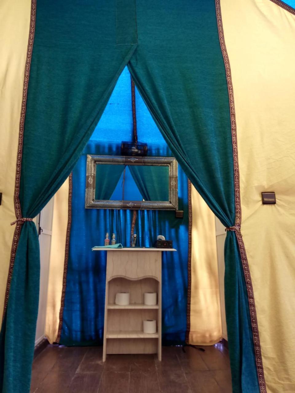Sahara Majestic Luxury Camp Hotel Merzouga Luaran gambar A bathroom in a tent