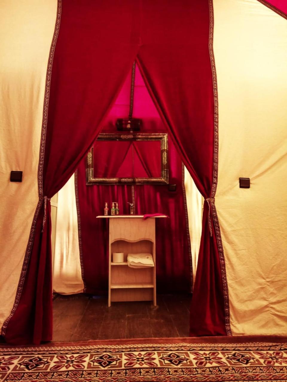 Sahara Majestic Luxury Camp Hotel Merzouga Luaran gambar A sukkah