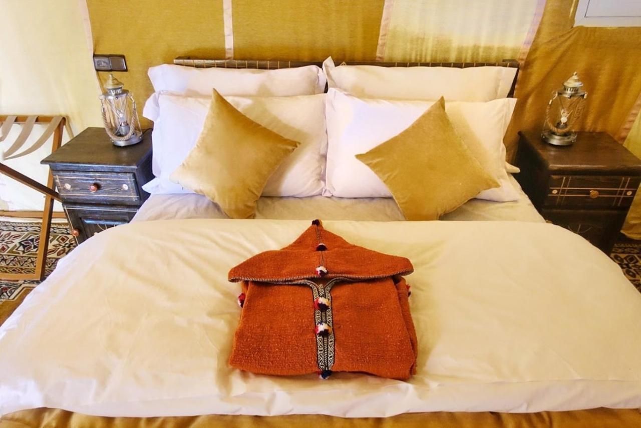 Sahara Majestic Luxury Camp Hotel Merzouga Luaran gambar A bathrobe on a bed