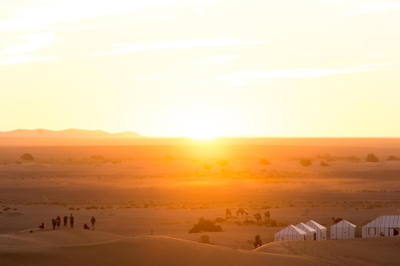 Sahara Majestic Luxury Camp Hotel Merzouga Luaran gambar Sunset over the Sahara Desert